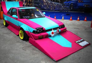 voiture tuning rose très moche