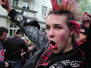 Punk dans une manifestation levant le poing