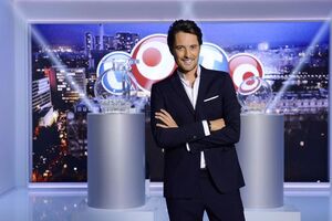 photo du présentateur du loto sur le plateau télé