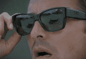 boucle infini, homme qui enlève ses lunettes de soleil