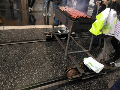 barbecue sur rail, apercu pendant une manifestation cheminot à Nice