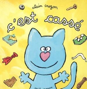 Livre pour enfant, c’est cassé, illustration d’un chat avec les bras ouverts, souriant, qui est entouré d’objets cassés : un ballon, un biscuit, une vis, un fil électrique.