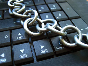 grosse chaine en métal sur un clavier