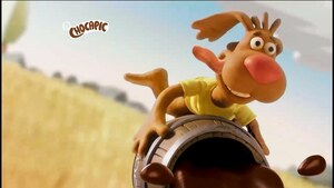 pub Chocapic ,mascotte vol sur un tonneau de chocolat au-dessus d’un champ de blé 