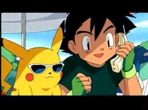 pikachu lunette de soleil et Sacha au téléphone au bord de la piscine