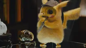 détective pikachu, regarde à travers une loupe