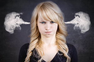 femme énervée avec de la vapeur qui sort des oreilles