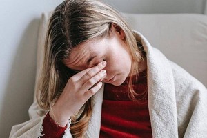 Femme qui se frotte les yeux