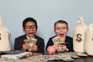 mise en scène enfant en costume jouant avec de l’argent et des sacs bancaires