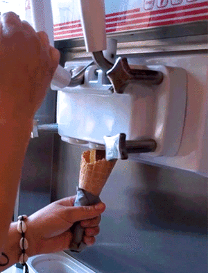 gif, remplissage d’une glace à l’italienne au chocolat 