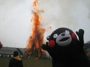meme, for the glory of satan (mascotte japonaise, joyeuse devant un énorme feu de bois) 