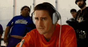 meme idiocracy, test de QI, personne forçant un triangle dans un trou rond 