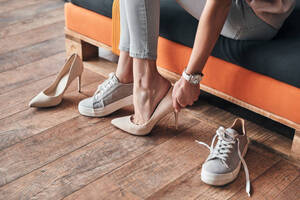 femme sur un canapé change de chaussures