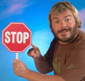 jack black tenant un panneau stop