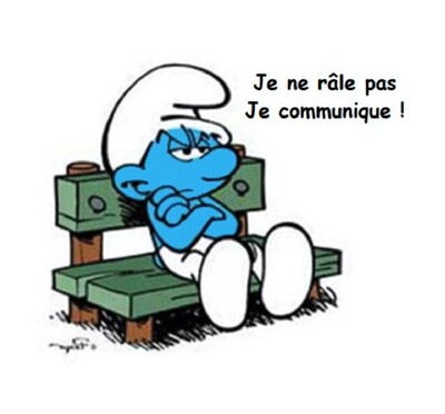 Schtroumpf grognon sur un banc qui dit , je ne râle pas je communique