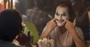 joker sourir forcé avec les doigts devant le miroir