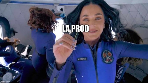 Katy Perry à l&rsquo;intérieur de la capsule spatiale Blue Origin. Le texte &ldquo;LA PROD&rdquo; est superposé au centre de l&rsquo;image, où elle tient une fleur.