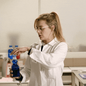 femme scientique manipule une fiole de manière humoristique