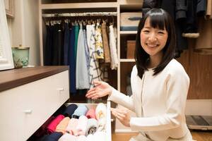 Marie Kondo, montre son organisation de tiroir