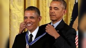 Obama se donne une médaille à lui-même.
