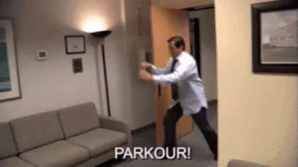 the office scène parkour, Mickael Scott fait une roulade dans le canapé de la réception dans the office