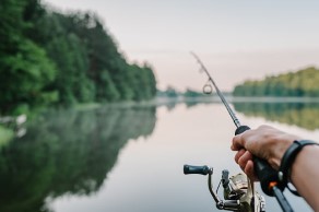 pêche à la ligne, au bord d’un lac