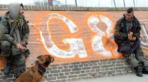 deux punks à chien coller contre un mur avec un chien
