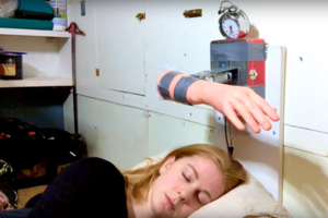 le réveil Baffe de Simone Giertz (réveil couplé à une main qui tourne pour mettre des baffes)
