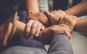 chaine de main humaine pour symboliser les responsabilités partagées