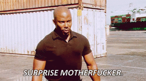 Dexter: l’agent Doakes surprend Dexter qui fouille dans un conteneur, avec la légendaire réplique “Surprise, motherfucker!