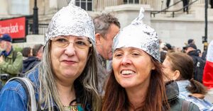 femmes complotiste, chapeau en aluminium pour manifester contre les ondes