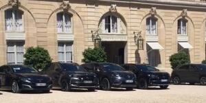 voitures des députées devant l’Élysée